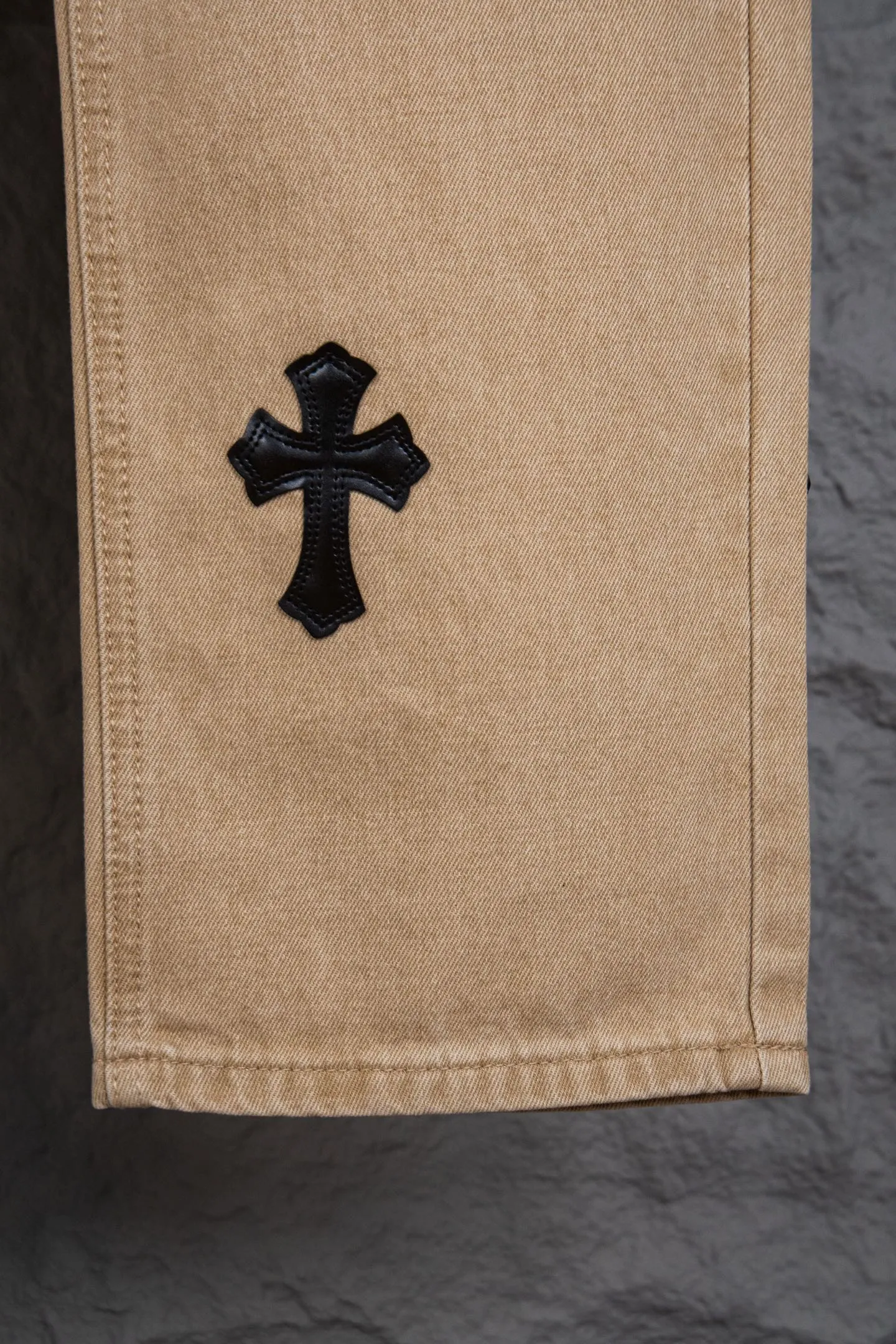P260 top version CH Chromehearts Miami-limited black cross patch khaki jeans, counter price 34W level, patch cross pattern embellishment, washed jeans! ! An absolutely high-end luxury product, a 1.9W-level god-level single product, a super popular product, made by top heavy industry, a magic weapon that cannot be missed! [About Zangyin] This is an extremely luxurious fashion brand that can also be called the aristocracy of the high street. It has always been an exclusive brand for some hipsters or rich second generations. Compared with ordinary high streets, it is more luxurious and noble. Compared with luxury brands, it is more fashionable and individual. It has always been a brand that I have a special liking for. [Top heavy industry fashion design] Consistently high-street luxury style. Speaking of this style, the Zangyin family and GU family are definitely the leading representative brands. Especially the Zangyin family has really achieved a state-of-the-art effect in creating high-street style. The unique washed material is used to create this style. The color system is already quite eye-catching. After it is decorated with patchwork cross flowers, it cleverly highlights the charm of the brand. Secondly, this style uses classic The high-waist cutting design highlights the long legs and fashionable temperament of the upper body. The brand is highly recognizable and the slim fit configuration is more suitable for daily wear. It is a product that interprets personality, fashion, and specifications at a glance. This single product is enough to make any fan excited. It can be a white T-shirt for a youthful college style, or a tight suspender for a royal style. It has strong matching ability and can be easily controlled by men.  [Materials and craftsmanship] Needless to say, this point goes without saying. As an excellent craftsman brand, Zangyin’s requirements for details and craftsmanship are really perfect. The washed color of this model has gone through so many processes, not to mention the embellishment of denim appliques. It is also purely hand-made and sewn. Just like what they believe in, only hand-made things have soul and have the meaning of wear. A top-notch heavy-duty fashionable denim item, I look forward to your perfect interpretation! !  Color: Khaki Size: 28-34